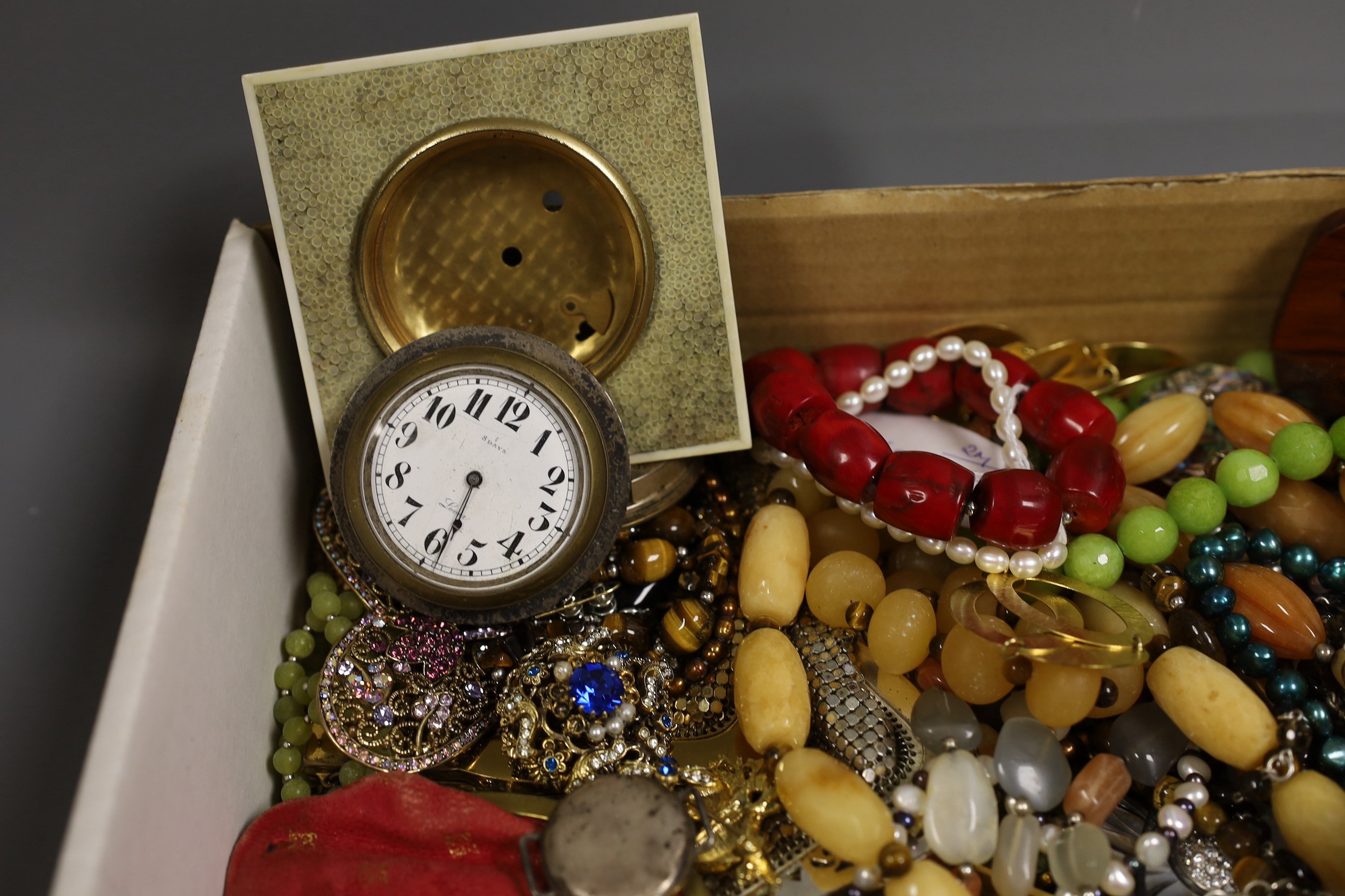 A quantity of assorted costume jewellery.
